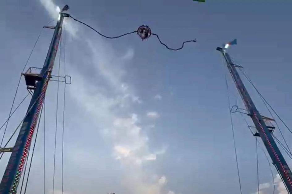 Испанияда одамлар учаётган аттракцион узилиб кетди (видео)